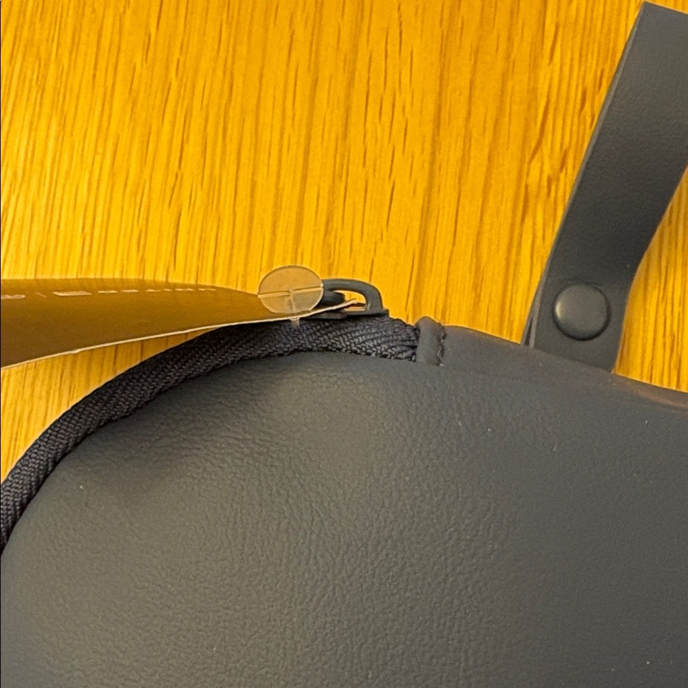 Therabody Navy Carrying Case & Contents - United’s Business Class amenity kit - Picture 6 of 6